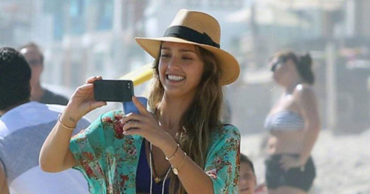 10 famosos/as pillados/as con un iPhone mientras patrocinaban otras marcas de smartphones