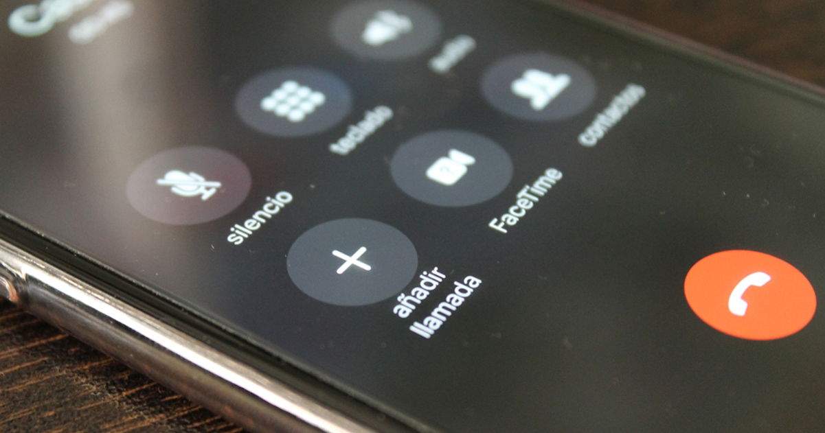 Com fer una trucada amb més de dues persones al teu iPhone