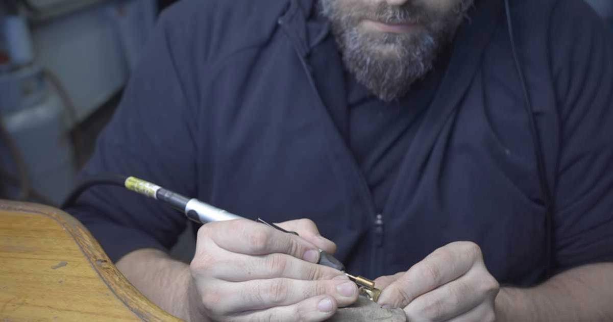 Aquest joier ha banyat en or els AirPods perquè es converteixin en una joia