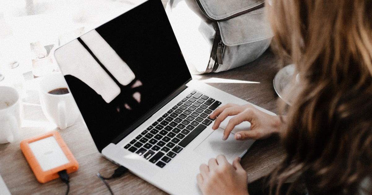 Estos son los accesorios imprescindibles que utilizo en mi MacBook Pro: Protector de privacidad