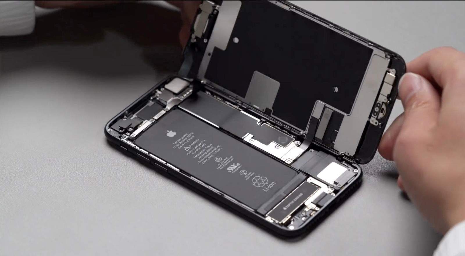 Desmunten l'iPhone SE, s'assembla a l'iPhone 8 també per dins?
