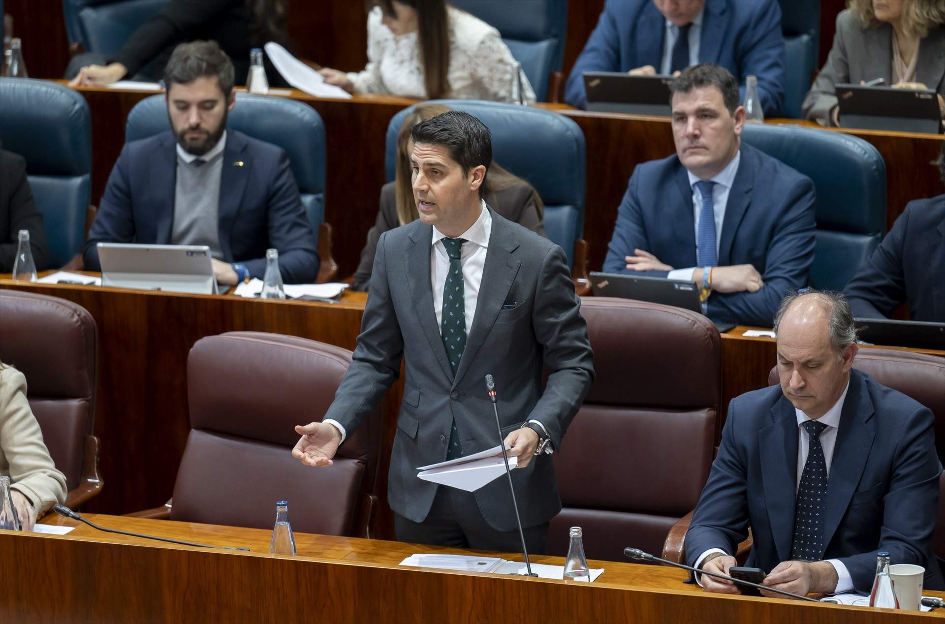 Terremoto en el gobierno de Ayuso: cesa al consejero de Educación y provoca la dimisión de tres diputados