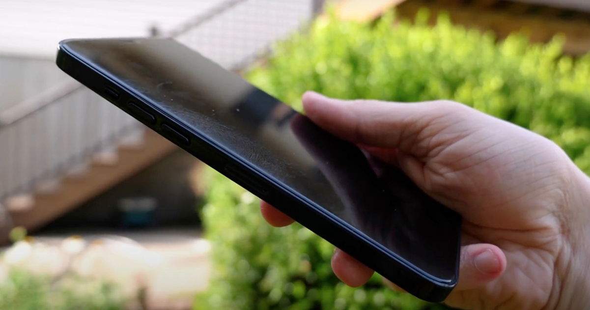 Vols veure com queda l'iPhone 12 a la mà? Aquest vídeo ho mostra