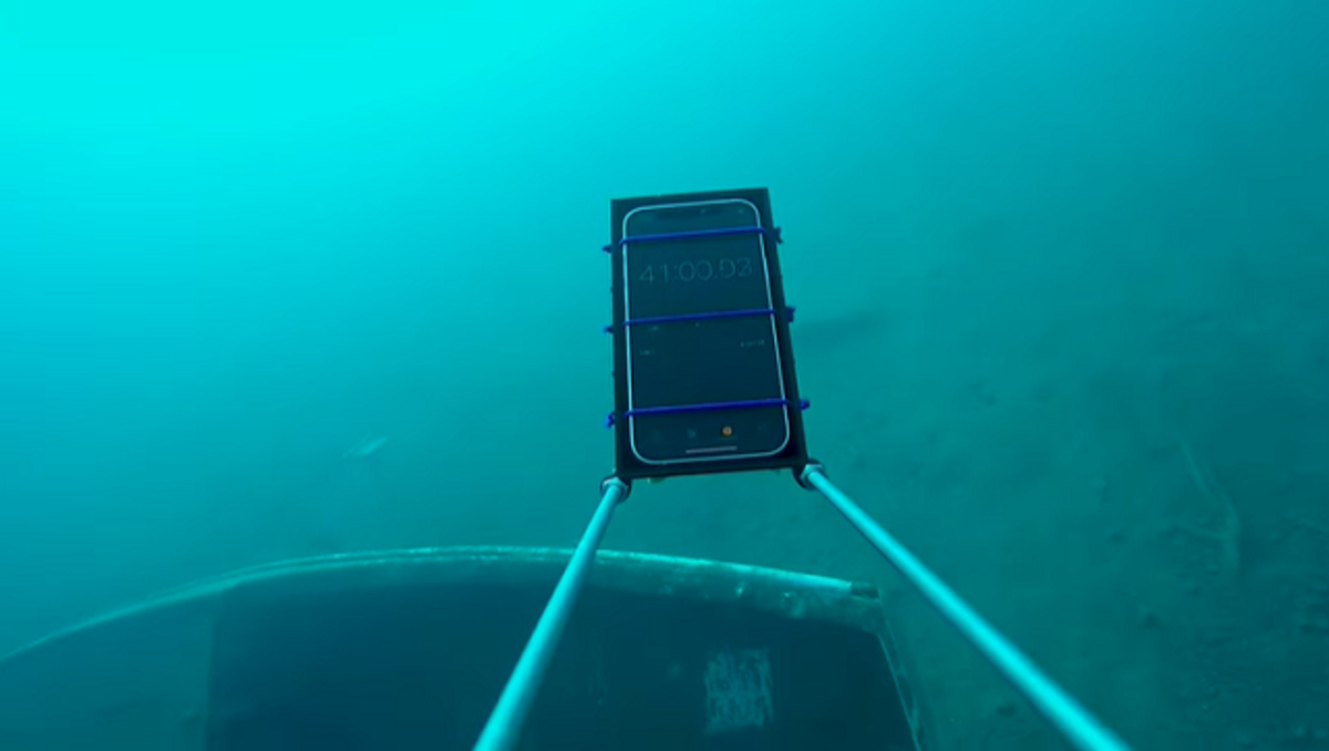 La prova de resistència a l'aigua de l'iPhone 12 més extrema