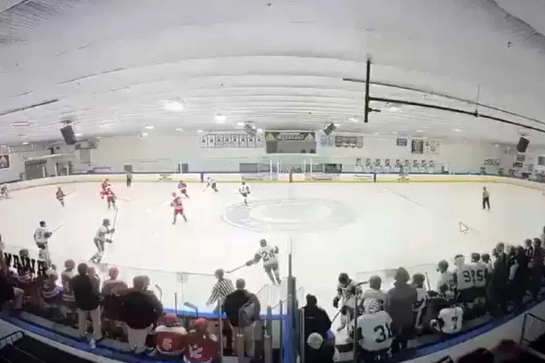 Los impactantes vídeos del tiroteo mortal durante un partido de hockey en Rhode Island
