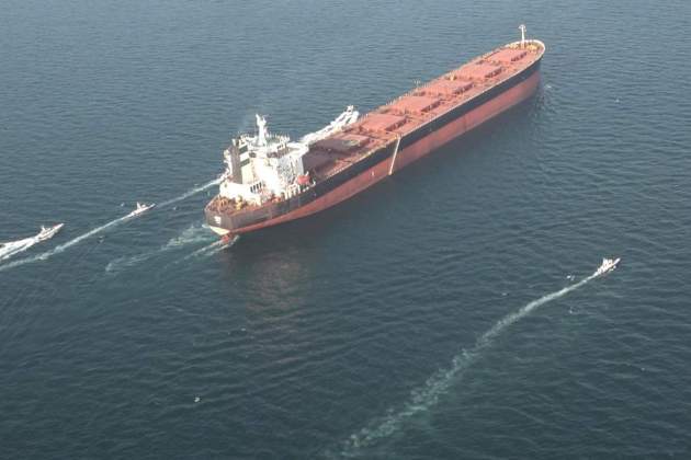 Un buque de carga en el estrecho de Ormuz. Foto: EFE/Mehr News Agency