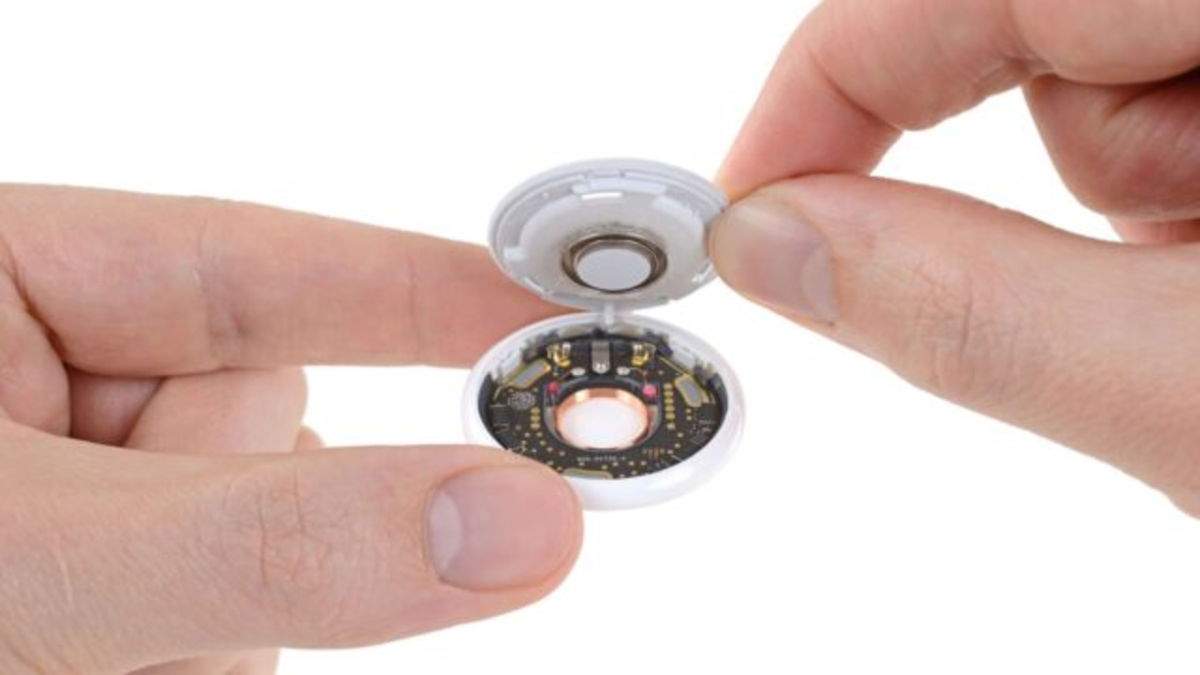 Los AirTags son increíblemente compactos comparados con sus rivales de Samsung o Tile