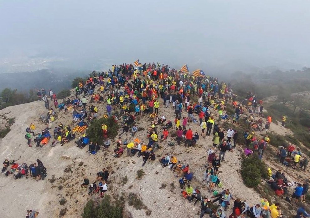 Around 16,000 Catalan hikers climb 18 peaks to support prisoners and exiles