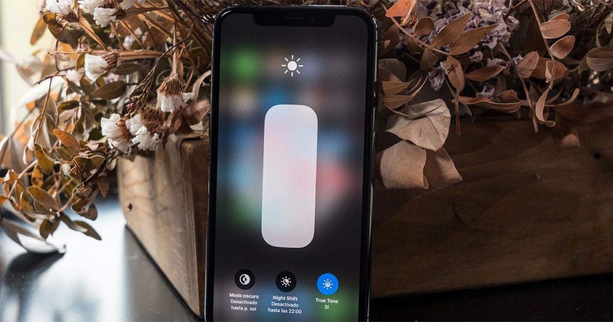 Per què es baixa la brillantor de l'iPhone sol? T'expliquem com evitar-ho