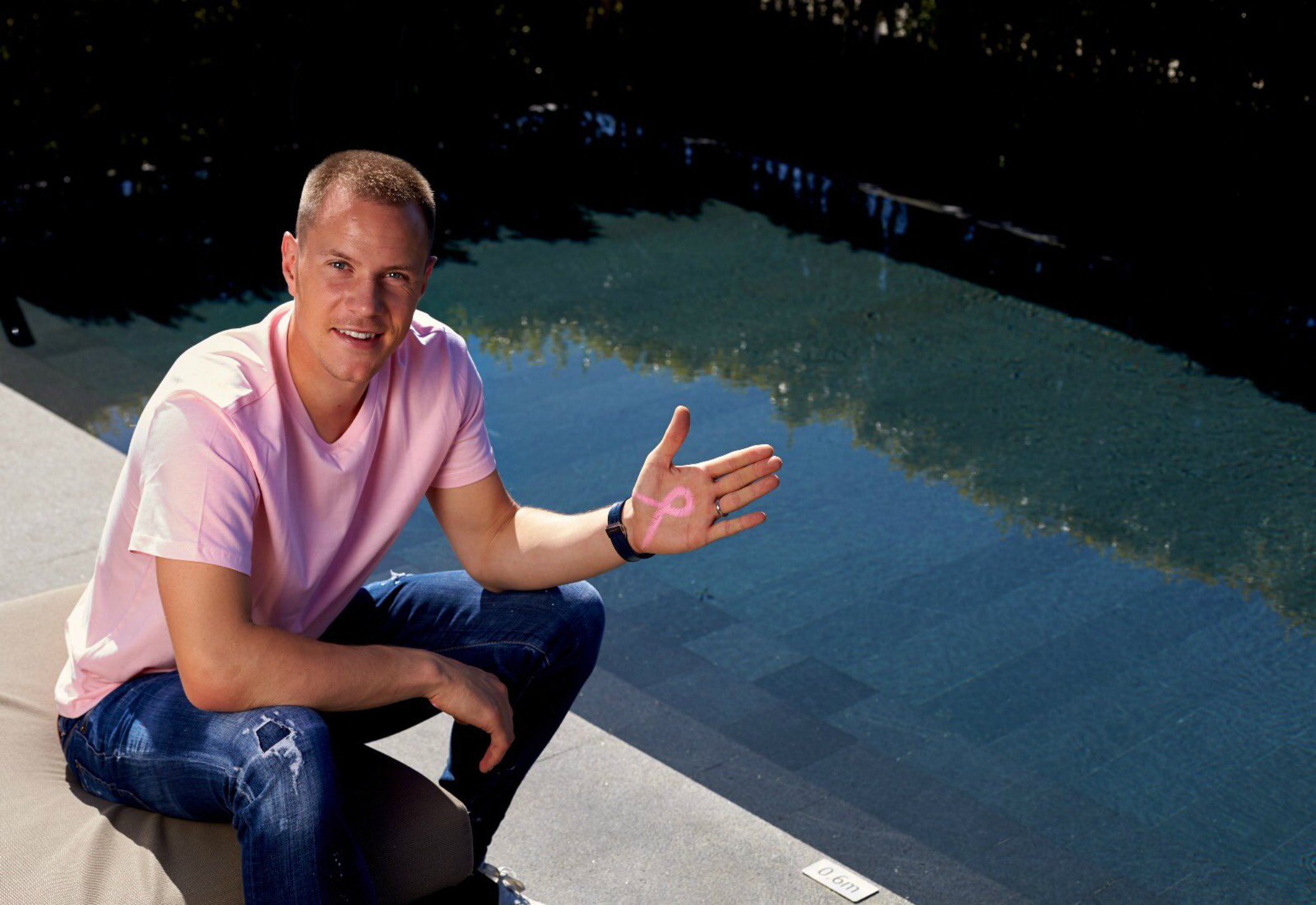 Ter Stegen se suma a la campaña contra el cáncer de mama