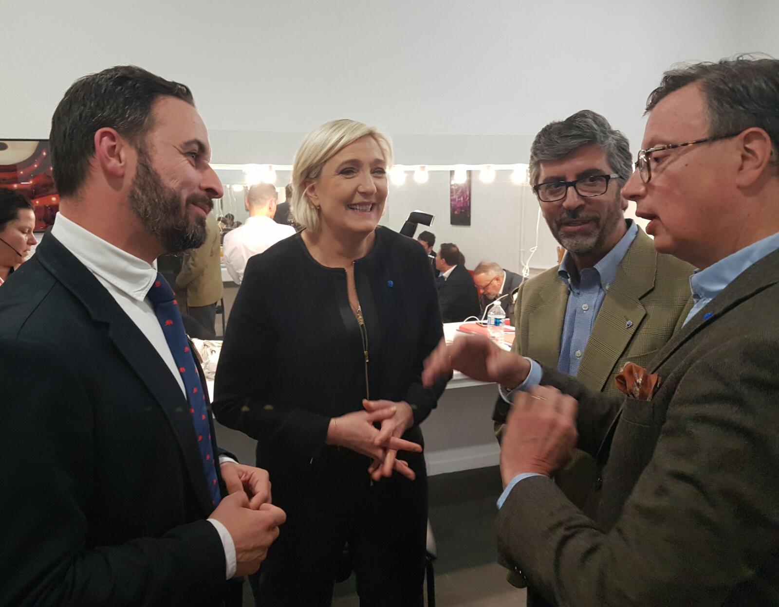 Le Pen felicita a sus "amigos de Vox" por los pronósticos en Andalucía