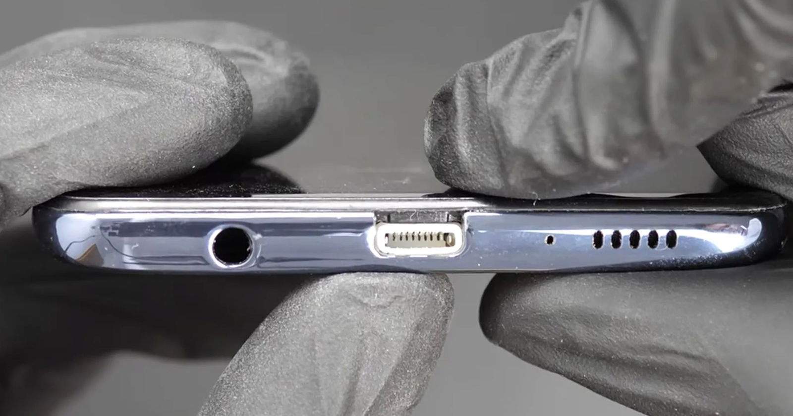 No es broma, han añadido el conector Lightning a un smartphone Android