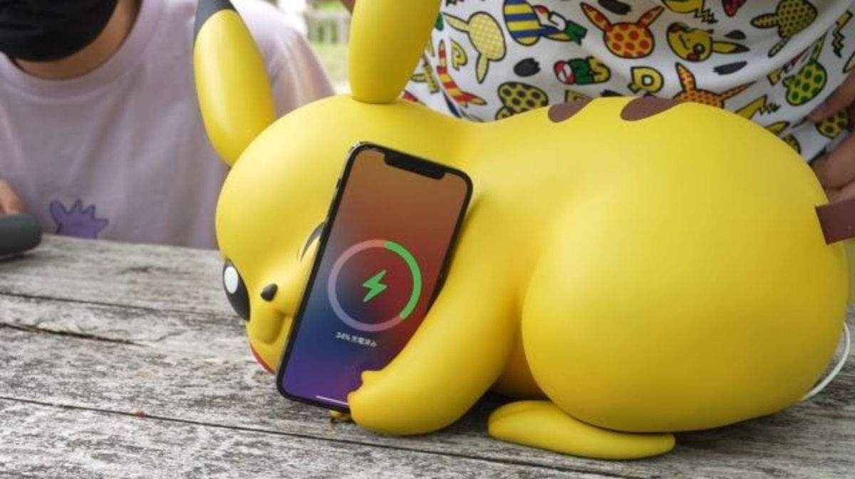 Aquest Pikachu de mida real és capaç de carregar el teu iPhone