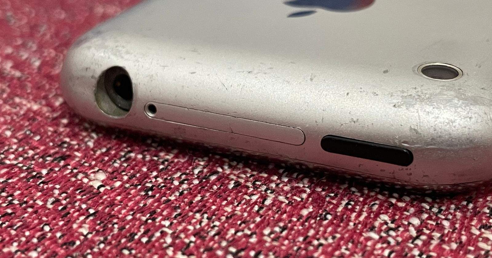 Steve Jobs no volia una targeta SIM a l'iPhone: "no vull un altre forat"