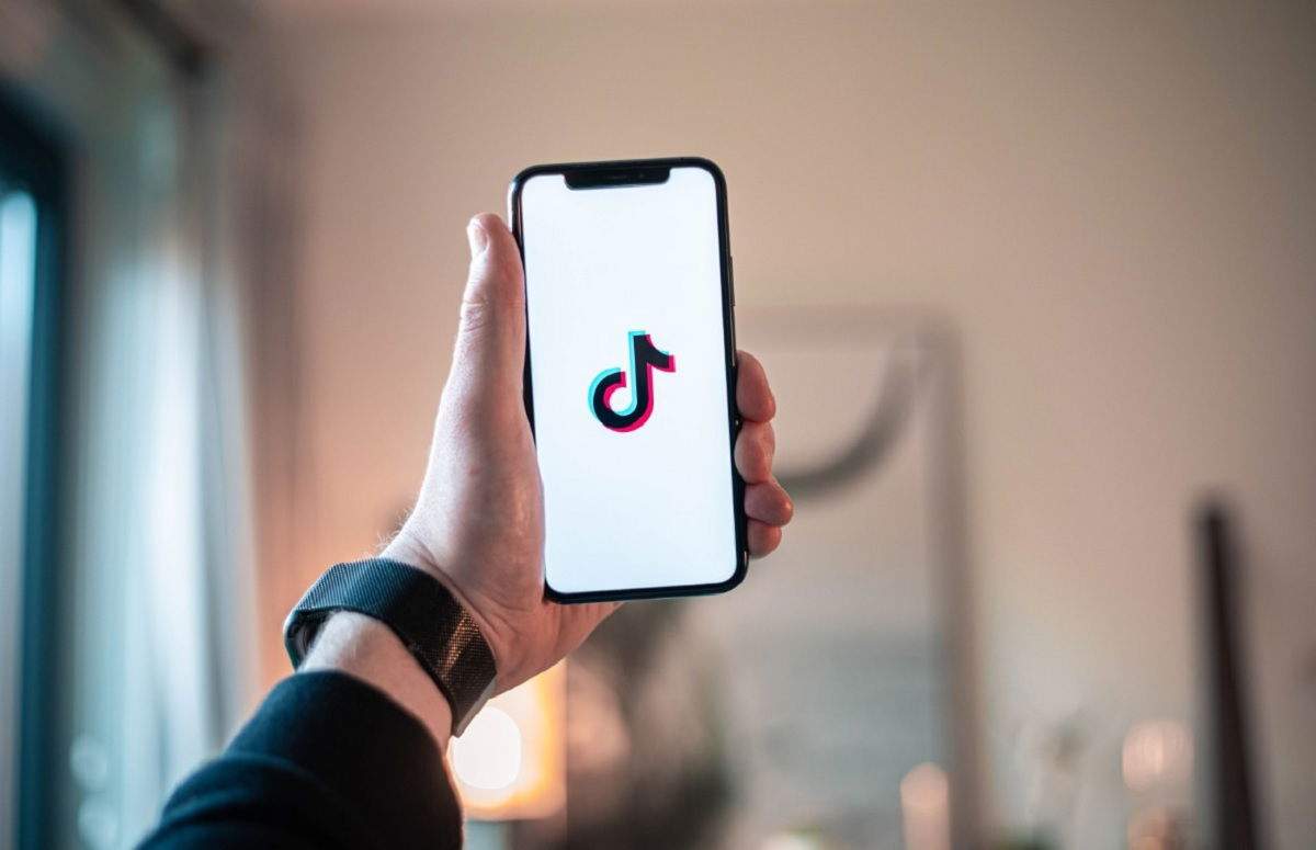 Com usar TikTok sense tocar la pantalla de l'iPhone