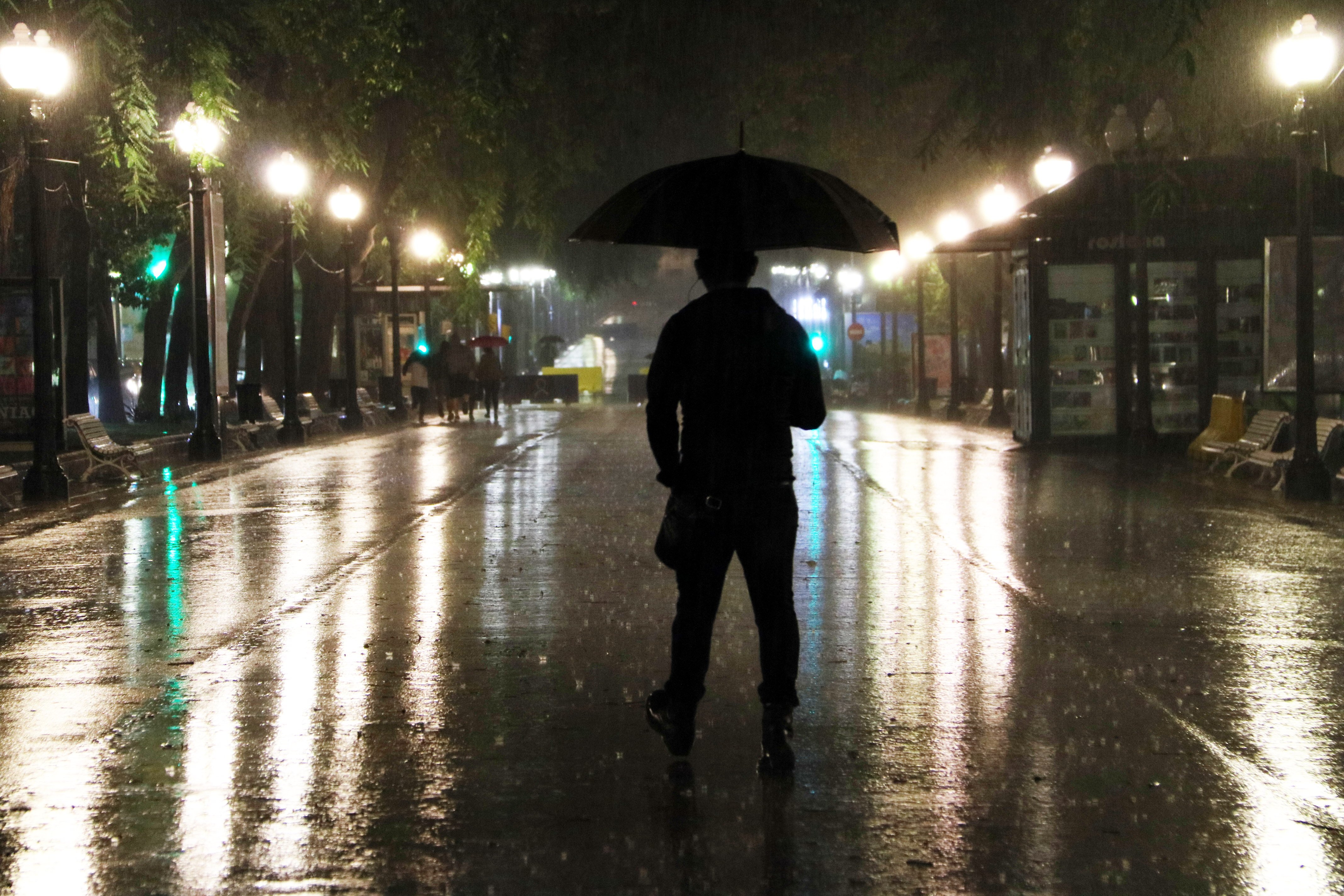 Retards i cancel·lacions a l'aeroport del Prat per la pluja