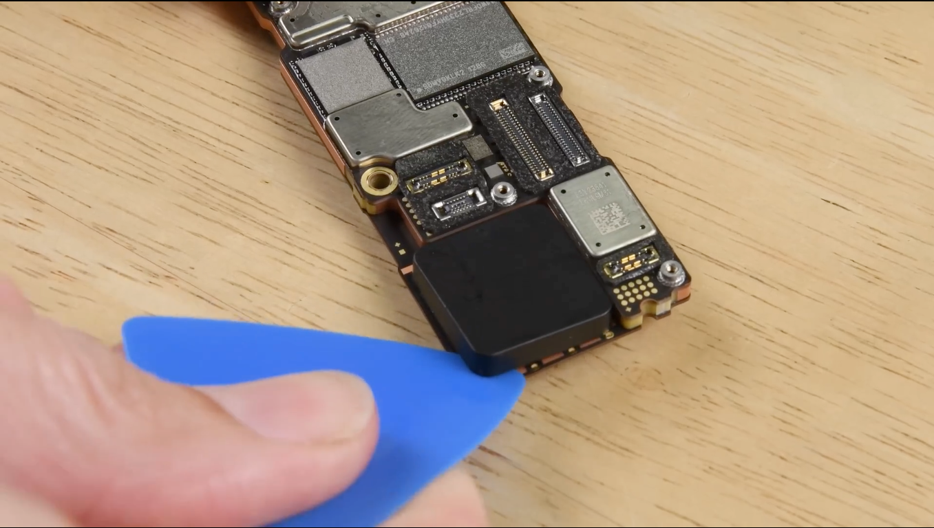 Un plàstic negre substitueix la safata SIM en els iPhone 14 dels EUA