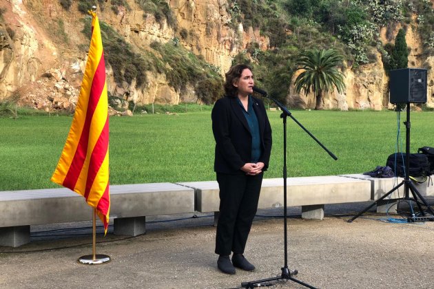 Colau ofrena Companys Carlota Camps