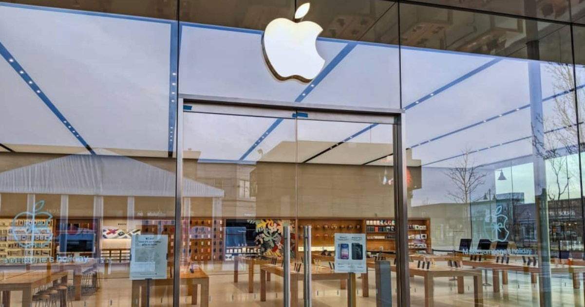 Un coche se estrella contra una Apple Store en Boston