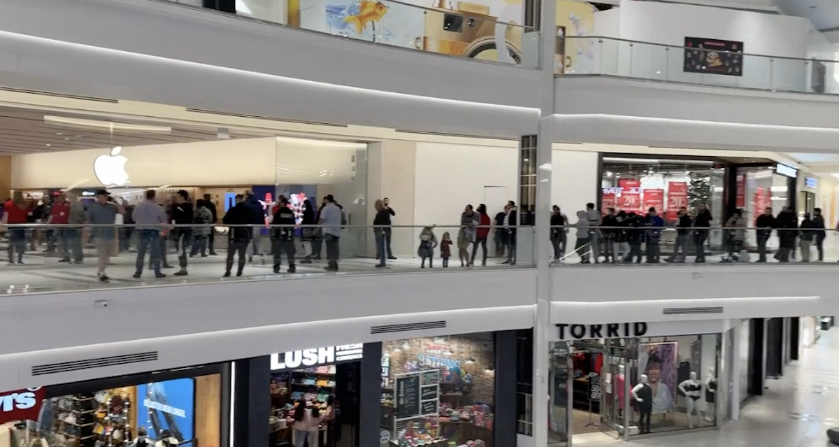 Cues quilomètriques per entrar a la nova Apple Store d'un centre comercial de Nova Jersey