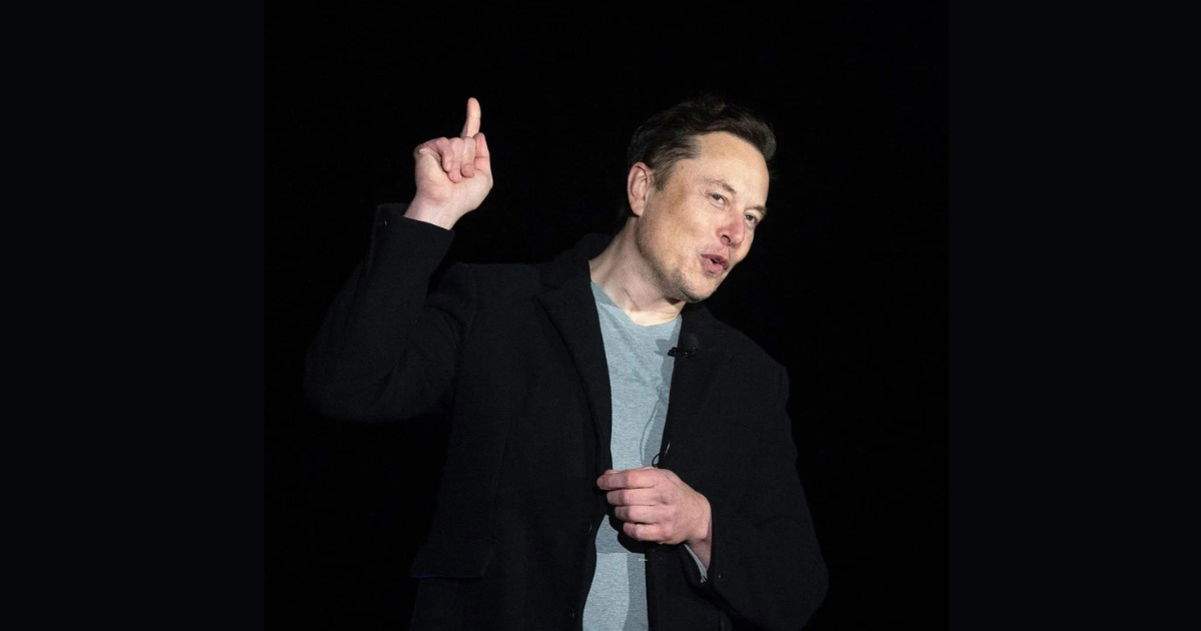 Elon Musk "amenaza" con lanzar su propio smartphone para competir con iPhone y Android