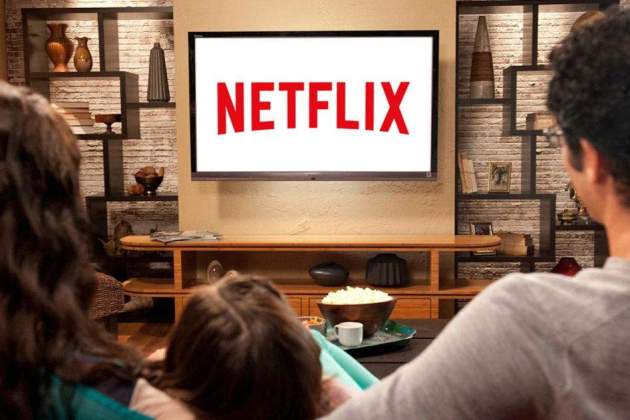 Una persona mirant Netflix al seu televisor
