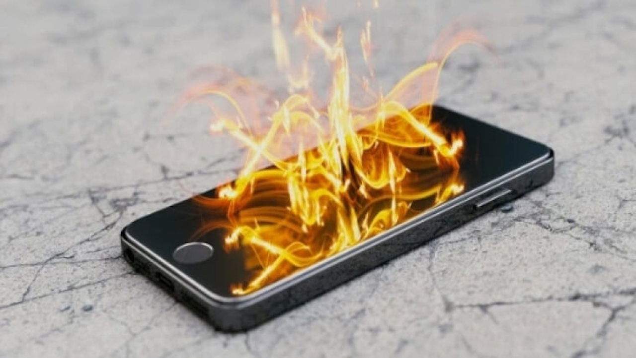 No carreguis el teu iPhone a la nit, un vídeo grava un iPhone 4 que gairebé incendia una cuina