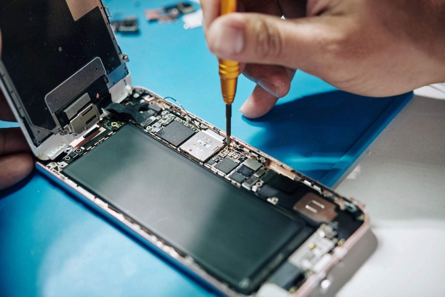 Un estudio revela cada cuánto tiempo los usuarios reparan su iPhone