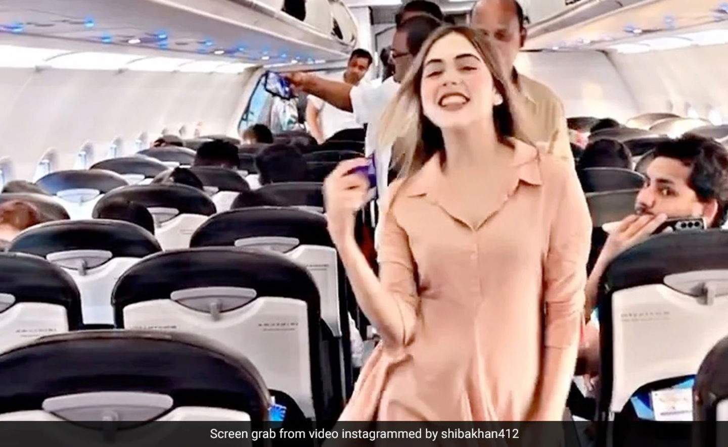 Una joven hace un inocente baile en un avión y todo Internet se le echa encima