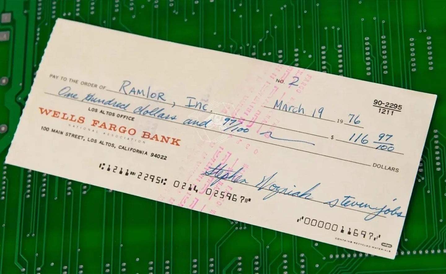 Un cheque firmado por “los dos Steve” de Apple se ha subastado por una cifra absolutamente escandalosa