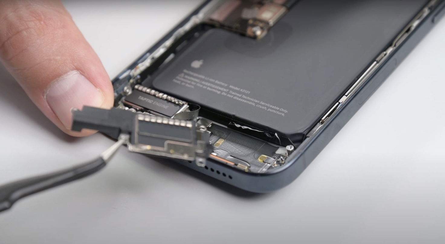 Desmontando el iPhone 15 Pro Max, descubre todos los detalles