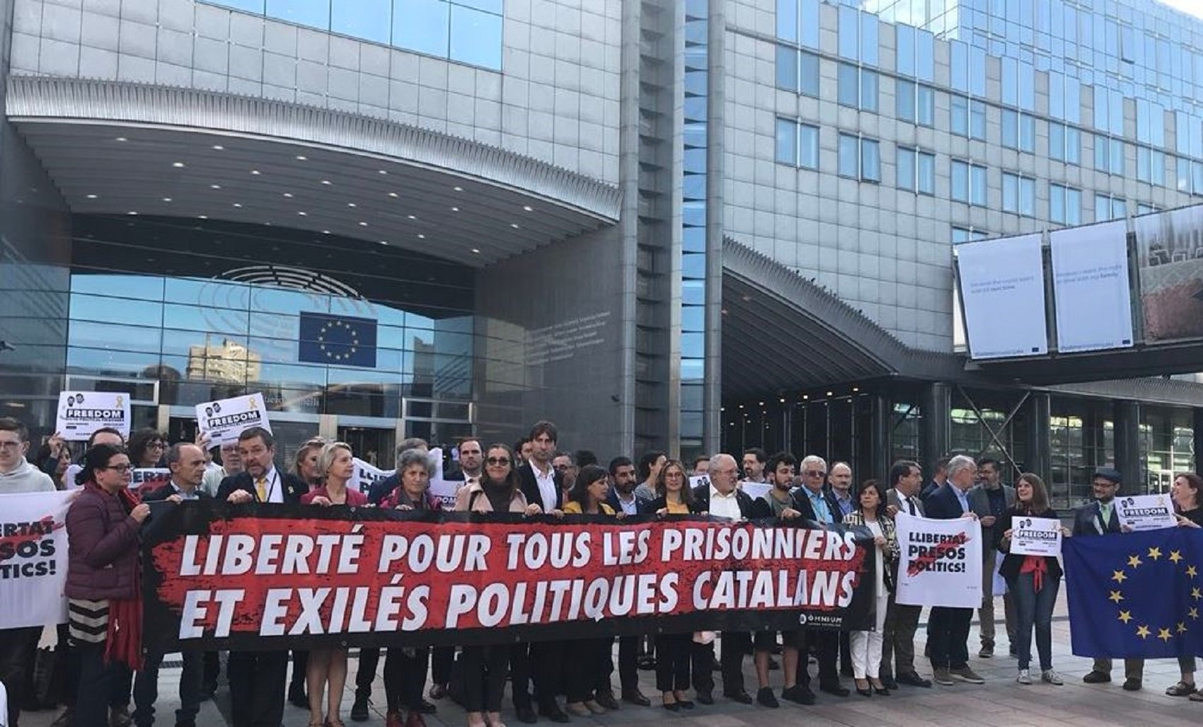 Concentració davant del Parlament Europeu per demanar l'alliberament dels Jordis