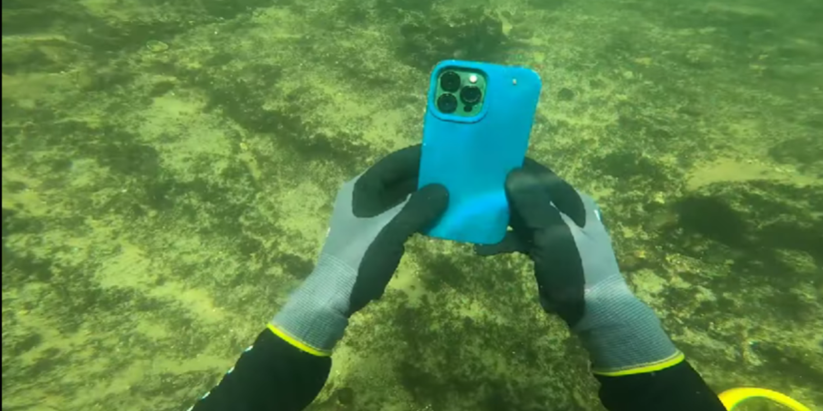 Encuentra un iPhone en el fondo del río mientras buscaba tesoros y lo devuelve a su legítimo dueño