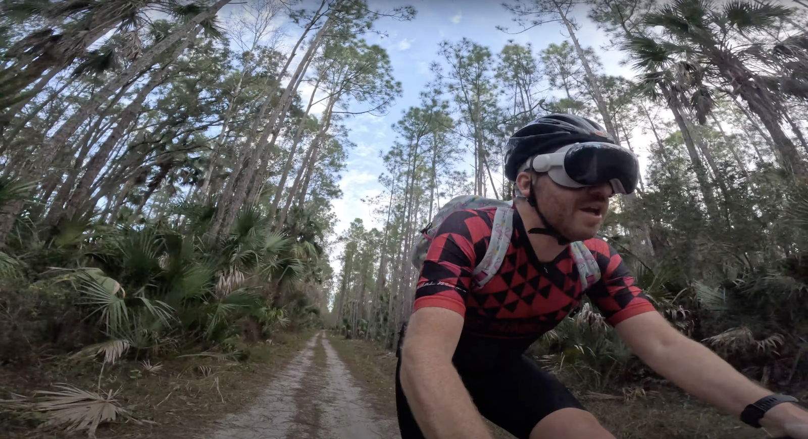 Nuevo estúpido uso de Apple Vision Pro desbloqueado: usarlas mientras vas en bici