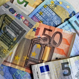 Conjunt d'euros sobre d'una taula. Foto: Pixabay Conjunt d'euros sobre d'una taula. Foto: Pixabay