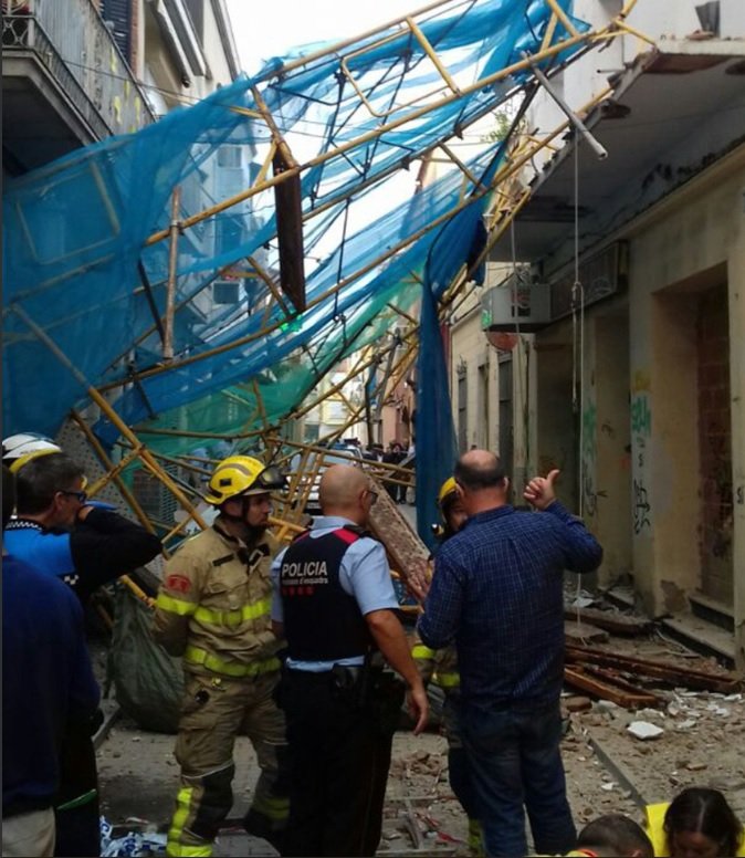 La caiguda d’una bastida deixa quatre ferits a Pineda de Mar