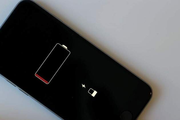 iPhone señalando batería baja y apagado