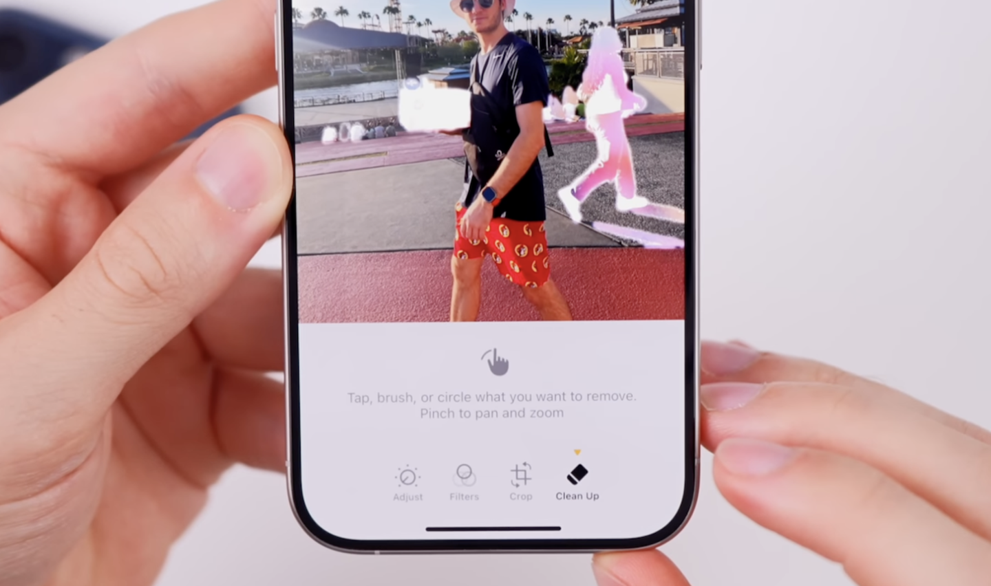 iOS 18.1 trae "Clean Up": una nueva función para borrar objetos de fotos con IA