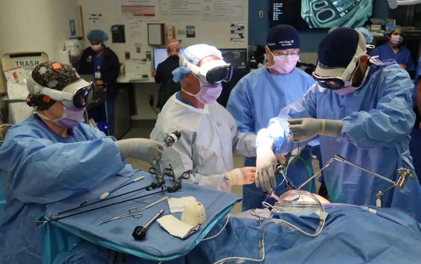 Los cirujanos que están operando con el Apple Vision Pro están impresionados