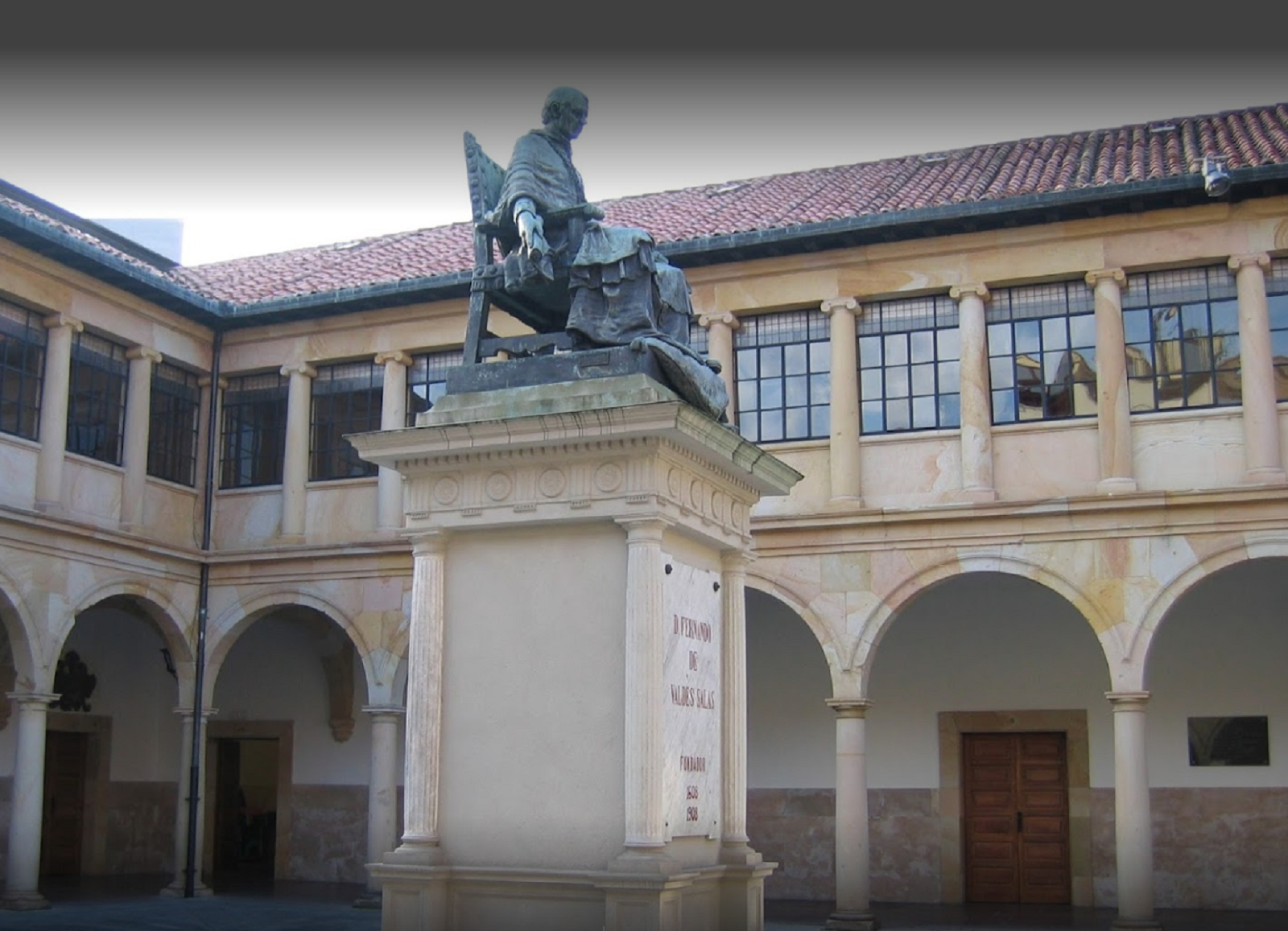 Dos estudiants planten el Rei a Oviedo