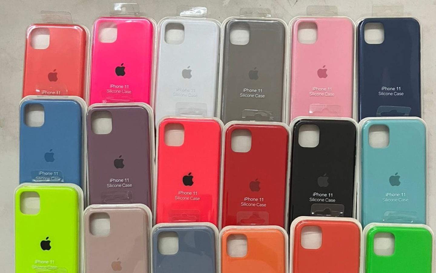 Més de 2.600 productes d'Apple falsificats confiscats per la Guàrdia Civil a Espanya