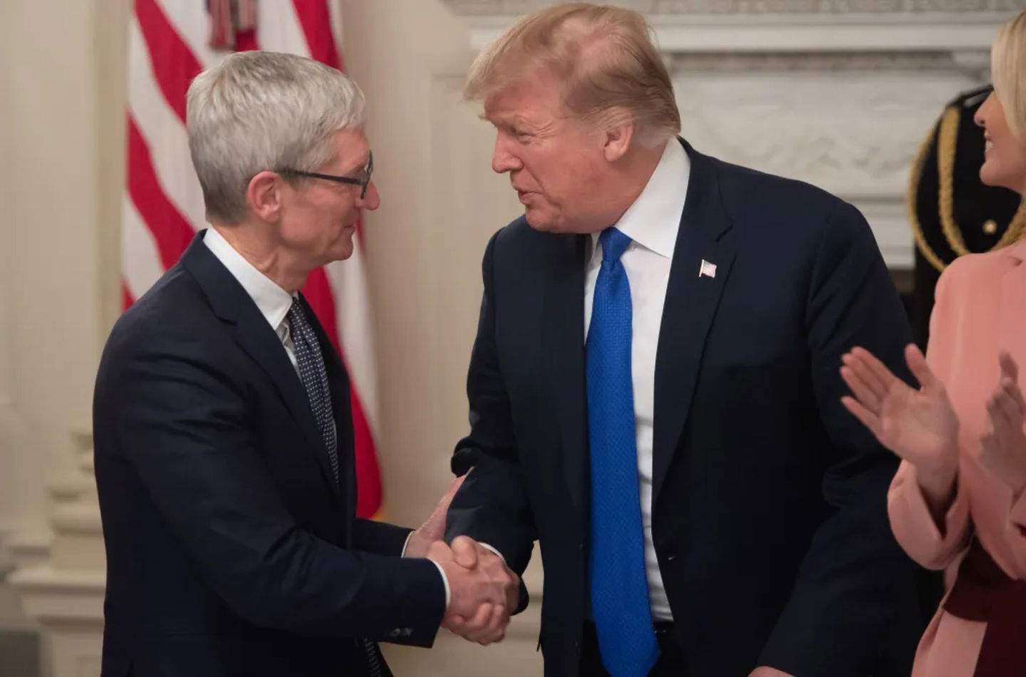 Donald Trump, sobre Apple: "Tim Cook està invertint centenars de milers de dòlars". Els de Cupertino van amb tot