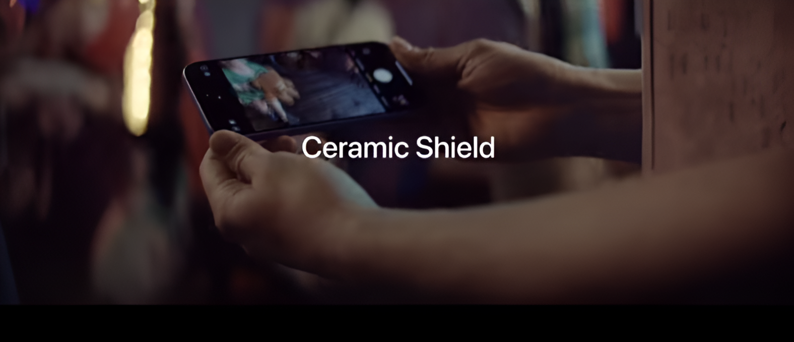 Un parque de atracciones, un iPhone 16 y unas manos muy torpes. Así es el último anuncio de Apple