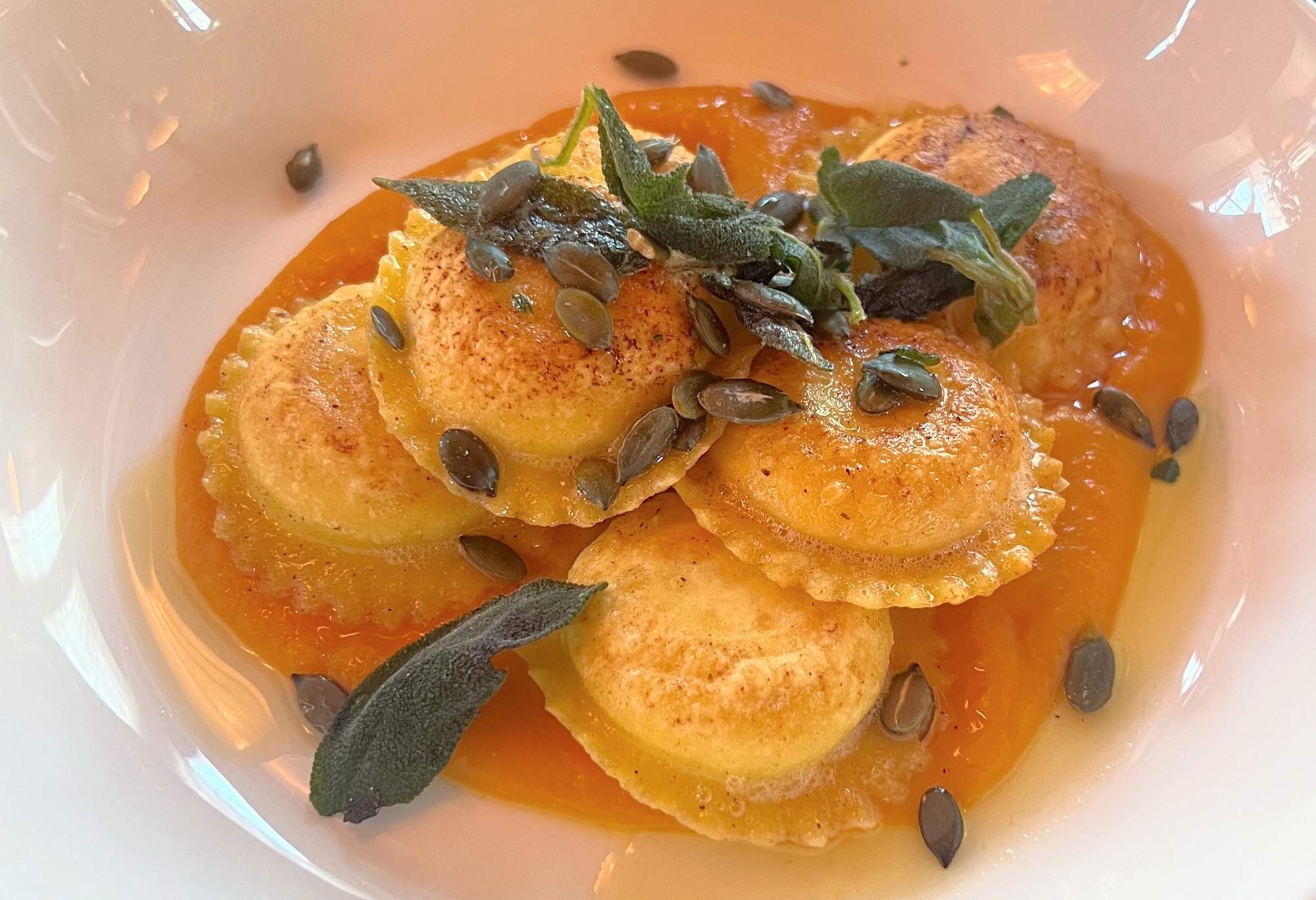 Un plato de pasta elegante y eficiente al lado del Port Vell