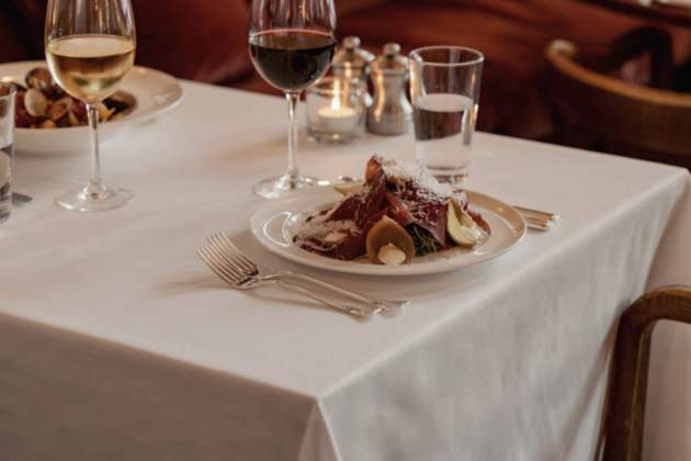 Plato de bresaola en la mesa del restaurante Cecconi's Barcelona.  / Foto: Cecconi's