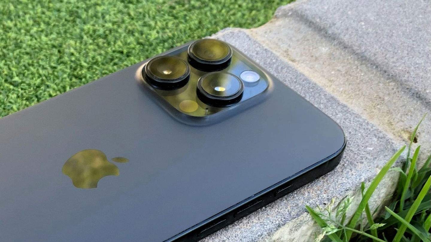 Trump dice que el precio del iPhone no subirá: "la tarifa del 25 % la asumirá Apple, no los consumidores"