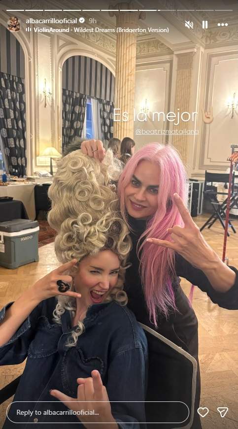 Alba Carrillo col·locant se la perruca per l'esdeveniment d'Els Bridgerton / Instagram (1) Alba Carrillo col·locant se la perruca per l'esdeveniment d'Els Bridgerton / Instagram (1)