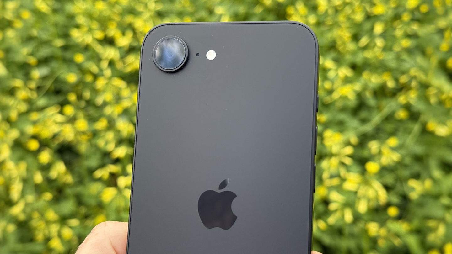 Si quieres un iPhone 16e con más de 200 euros de descuento ahora puedes conseguirlo