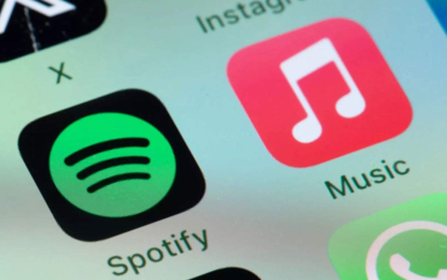 "Ofrecer música gratis es un tremendo error", el jefe de Apple Music carga contra Spotify