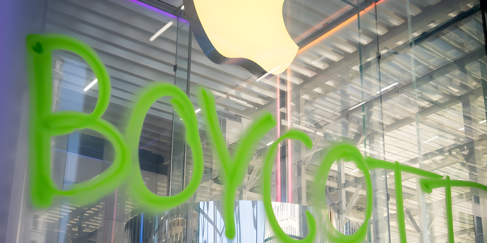Vandalizan la Apple Store más icónica del mundo y piden un boicot a Apple, ¿por qué lo han hecho?